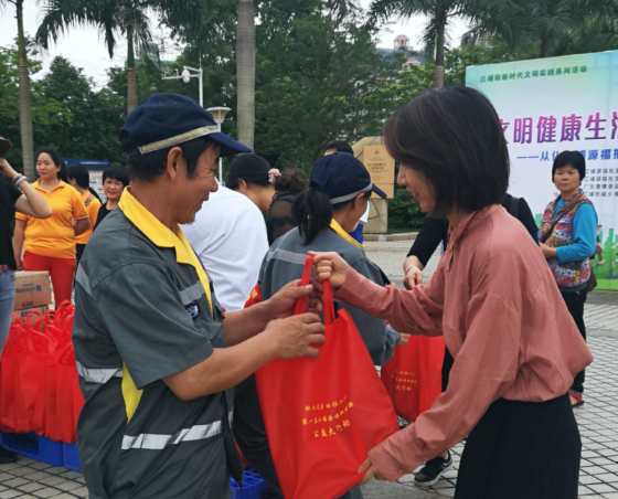 五一劳动节，李锦记向415名城市美容师送慰问